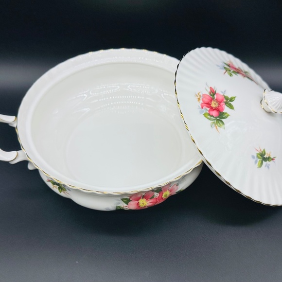 Royal Albert Prairie Rose Covered Serving Bowl Bone China England - Picture 3 of 5